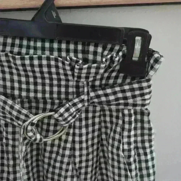 DYNAMITE | Women's Black/White Checkered High Waisted Linen Shorts - Picture 3 of 6